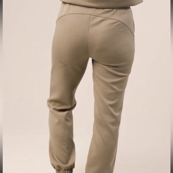 Dear Scarlett Large Sage Green Day Trip Jogger Pants NWT - Picture 2 of 4